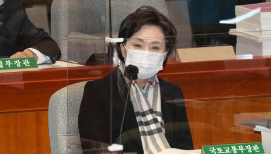 김현미(사진) 국토부 장관이 9일 열린 예산결산특별위원회 전체회의에서 생각에 잠겨 있다. <연합뉴스>